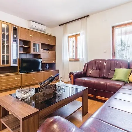 Petar By Guide * Galižana