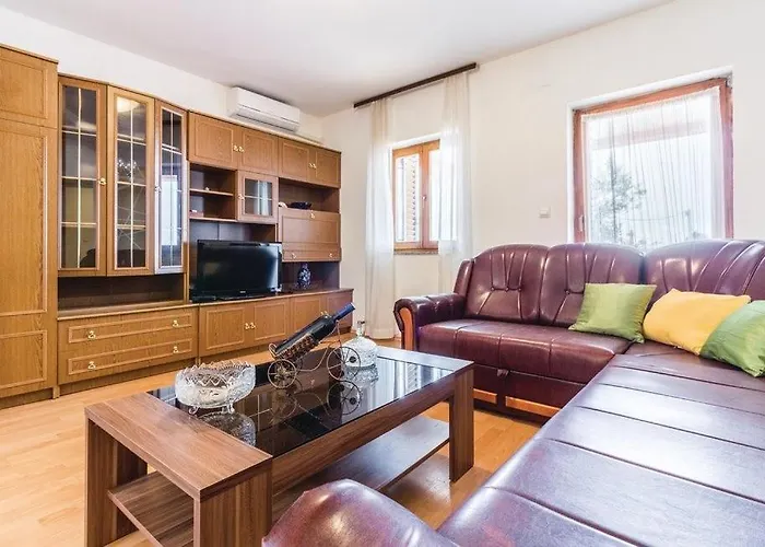 Petar By Guide * Galižana