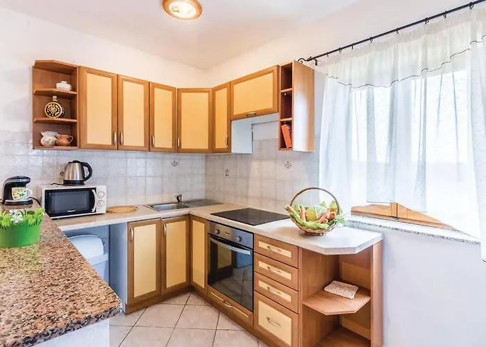 Petar By Guide * Galižana